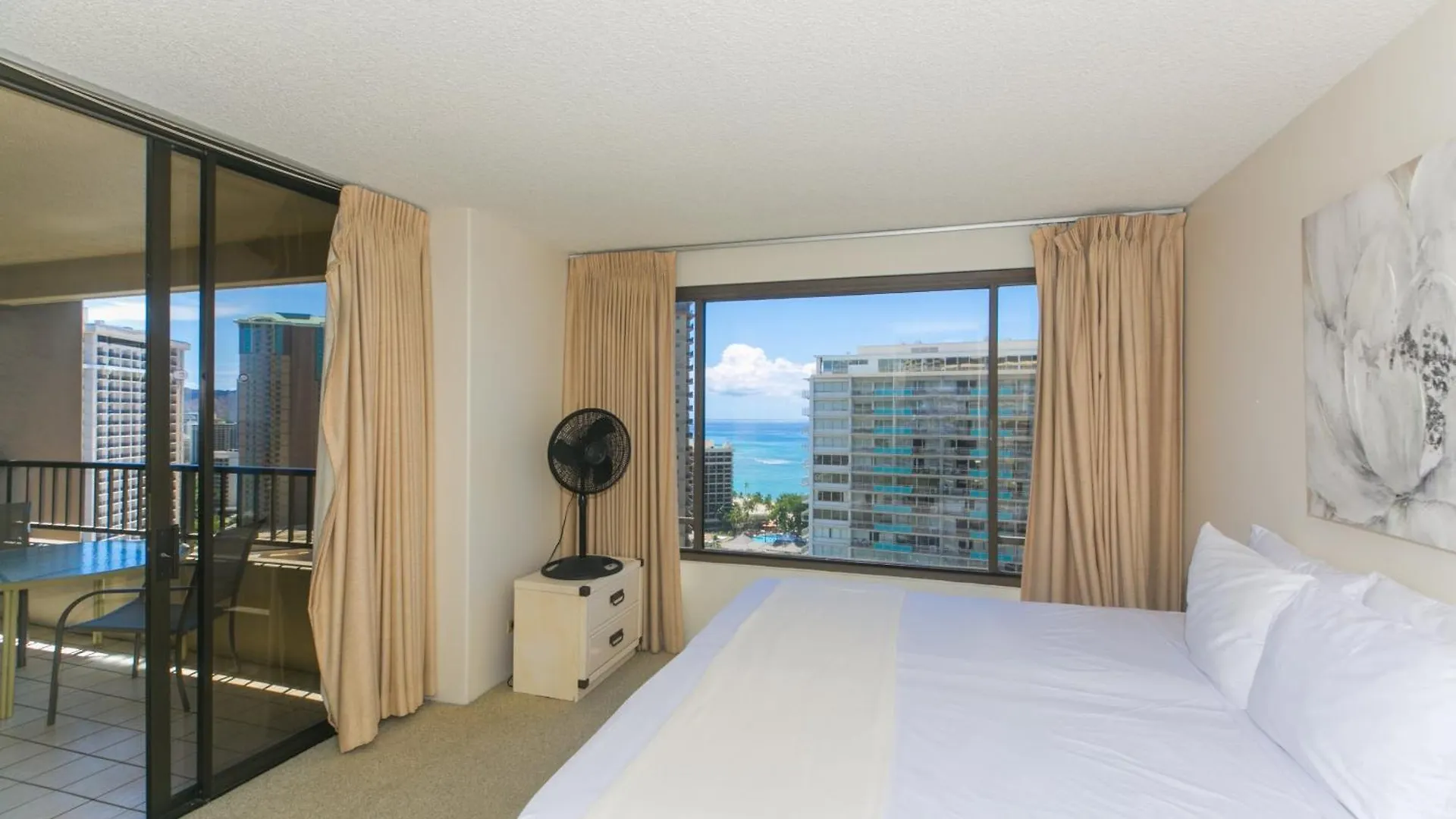 Discovery Bay One Bedroom Condos With Kitchen & Free Wifi! Honolulu Apartment