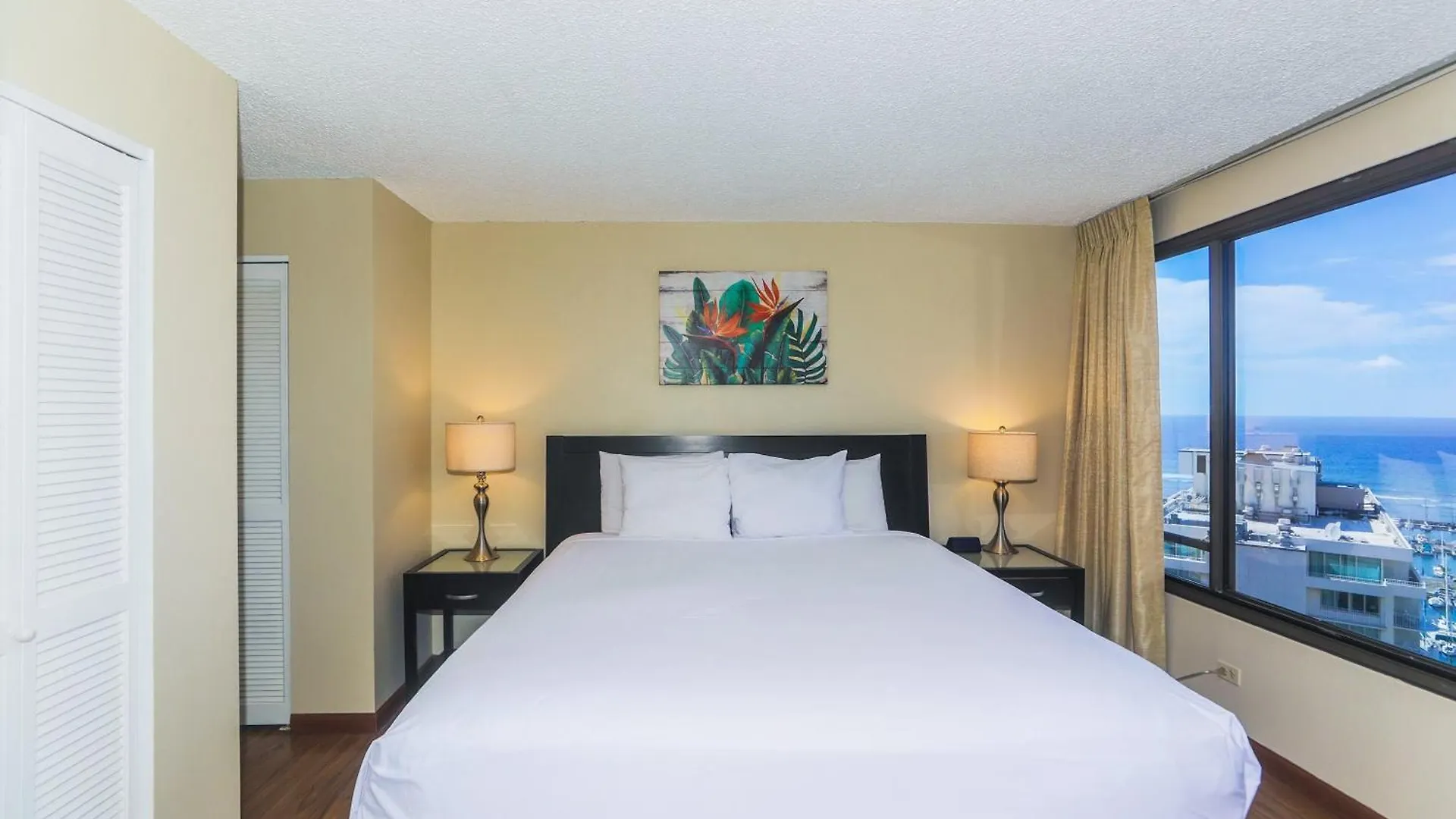 Discovery Bay One Bedroom Condos With Kitchen & Free Wifi! Honolulu Apartment